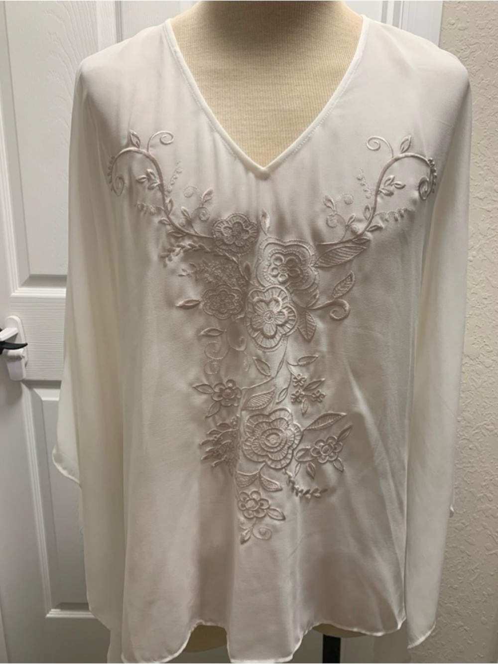 Ariat "Cloud Dancer" Cream blouse front embroidering flower design NWT 2x